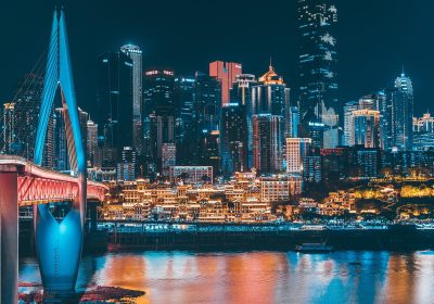 悬疑漫剧封面，昏暗城市夜景中侦探人物剪影，氛围紧张神秘