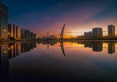 都市甜宠漫剧封面，现代都市背景下年轻男女主角的浪漫相遇，画面清新明亮